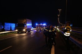 Persoon in kritieke toestand na ongeluk op A8 bij Zaandam, betrokkene rijdt door