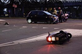 Maaltijdbezorger zwaargewond na botsing in Zaandam