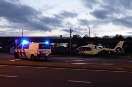 Maaltijdbezorger zwaargewond na botsing in Zaandam