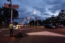 Maaltijdbezorger zwaargewond na botsing in Zaandam