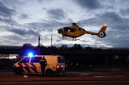 Maaltijdbezorger zwaargewond na botsing in Zaandam