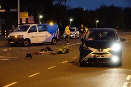 Maaltijdbezorger zwaargewond na botsing in Zaandam