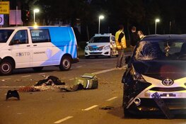 Maaltijdbezorger zwaargewond na botsing in Zaandam