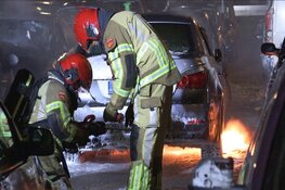 Zes auto&#39;s in brand voor flat in Zaandam