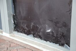 Vernieling raam met vuurwerk