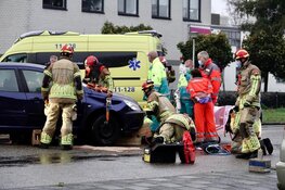 Scooterrijder belandt onder auto in Zaandam, brandweer moet slachtoffer bevrijden