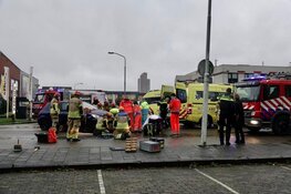 Scooterrijder belandt onder auto in Zaandam, brandweer moet slachtoffer bevrijden