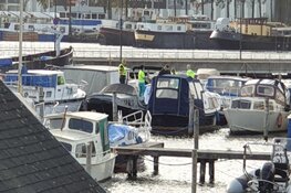 Man te water in jachthaven Zaandam