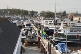 Man te water in jachthaven Zaandam