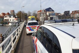 Man te water in jachthaven Zaandam