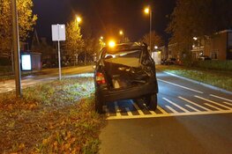 Auto vliegt over de kop na botsing, bestuurder gevlogen