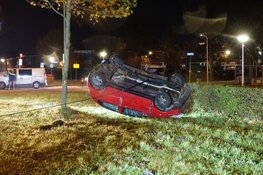 Auto vliegt over de kop na botsing, bestuurder gevlogen