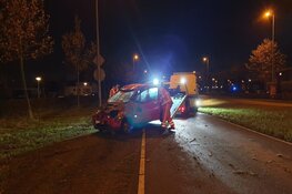 Auto vliegt over de kop na botsing, bestuurder gevlogen