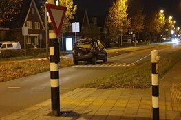 Auto vliegt over de kop na botsing, bestuurder gevlogen