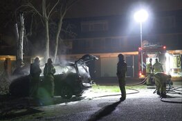 Auto in brand op binnenplaats