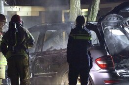 Auto in brand op binnenplaats