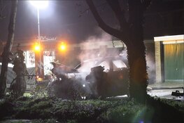 Auto in brand op binnenplaats