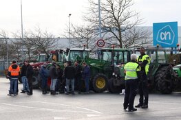 Boeren blokkeren distributiecentrum Albert Heijn in Zaandam