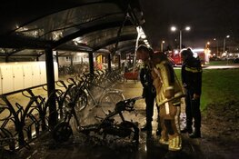Scooter in brand bij station Zaandam-Kogerveld