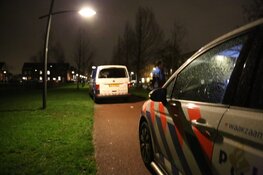 Ruit van bus van Handhaving ingegooid in Assendelft