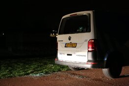 Ruit van bus van Handhaving ingegooid in Assendelft