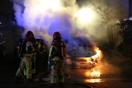 Twee auto&#39;s door brand verwoest in Zaandam