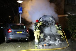 Twee auto&#39;s door brand verwoest in Zaandam