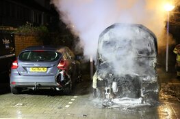 Twee auto&#39;s door brand verwoest in Zaandam