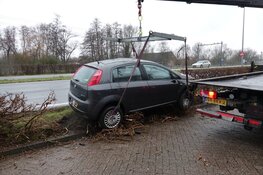 Automobiliste rijdt haar auto en heg stuk in Wormerveer