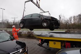 Automobiliste rijdt haar auto en heg stuk in Wormerveer