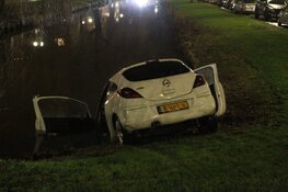 Auto te water, één gewonde