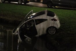 Auto te water, één gewonde