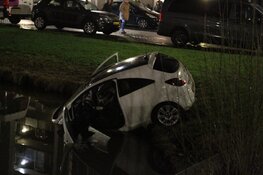 Auto te water, één gewonde