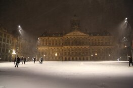 Politie doet sneeuwballengevecht op de Dam, volop sneeuw op de A8