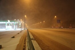 Politie doet sneeuwballengevecht op de Dam, volop sneeuw op de A8