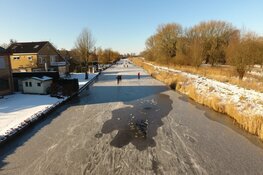 Schaatspret op de Ringvaart in Oostzaan