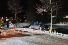 Auto bijna te water in Zaandam