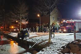 Auto bijna te water in Zaandam
