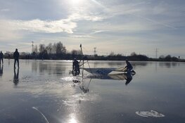 IJszeiler zakt door ijs in Oostzaan