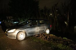 Auto bijna te water op ring Zaandam