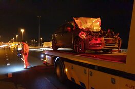Auto knalt achterop vrachtwagen op A7