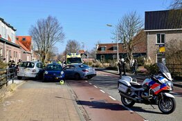 Auto botst tegen geparkeerde auto&#39;s in Assendelft