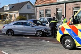 Auto botst tegen geparkeerde auto&#39;s in Assendelft