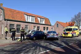 Auto botst tegen geparkeerde auto&#39;s in Assendelft