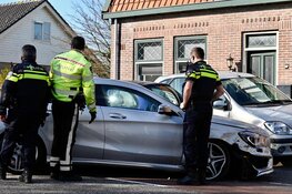 Auto botst tegen geparkeerde auto&#39;s in Assendelft