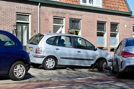 Auto botst tegen geparkeerde auto&#39;s in Assendelft