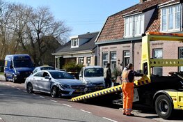 Auto botst tegen geparkeerde auto&#39;s in Assendelft