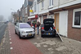 Auto ramt gevel na aanrijding in Wormerveer
