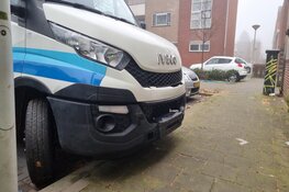 Auto ramt gevel na aanrijding in Wormerveer