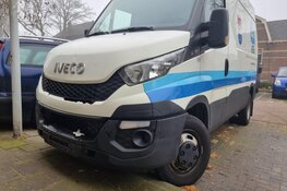 Auto ramt gevel na aanrijding in Wormerveer